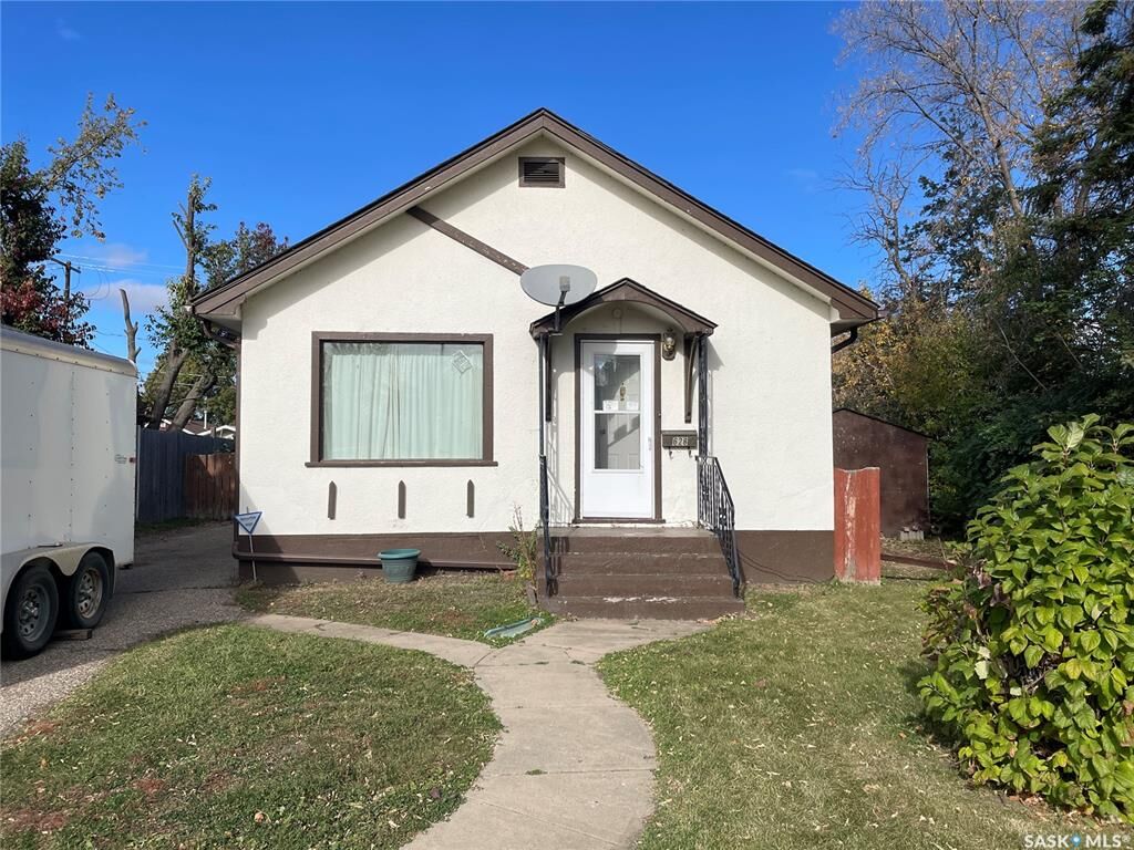 Property Photo:  628 5th Street E  SK S6V 0M2 