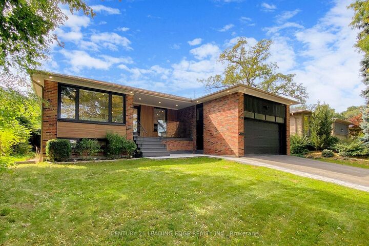 Photo de la propriété: 2240 Springfield Court ON L5K 1V4