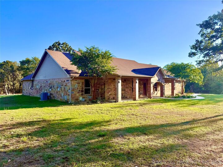 Property Photo: 427996 E 1050 Rd Road OK 74426