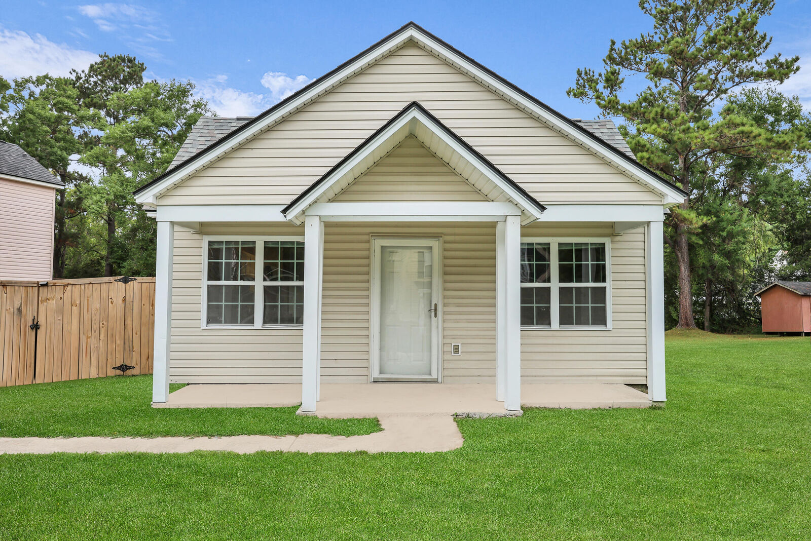 Property Photo: 43 Woodleaf Court SC 29407