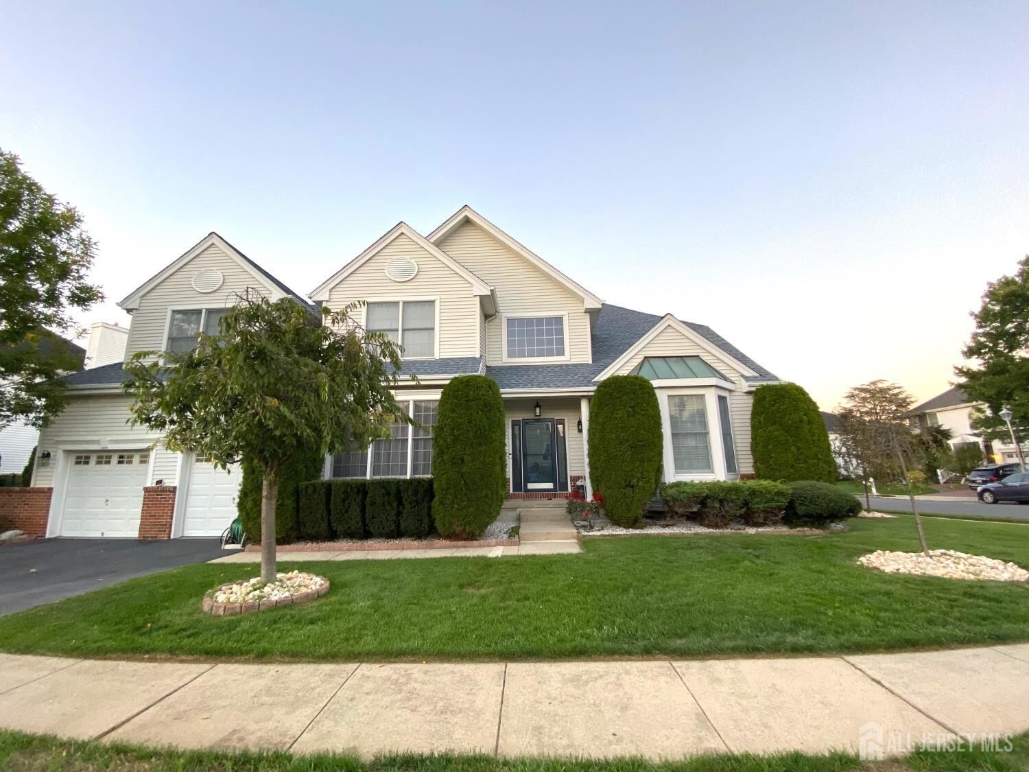 Property Photo:  2 Hampshire Place  NJ 08831 