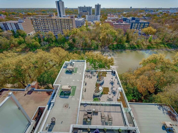 Property Photo:  390 Assiniboine Avenue  MB R3C 0V2 