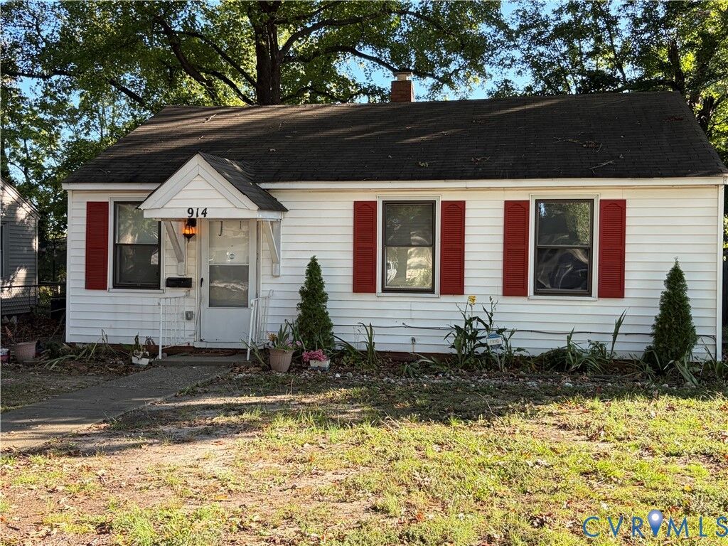 Property Photo: 914 Ridgeway Avenue VA 23661