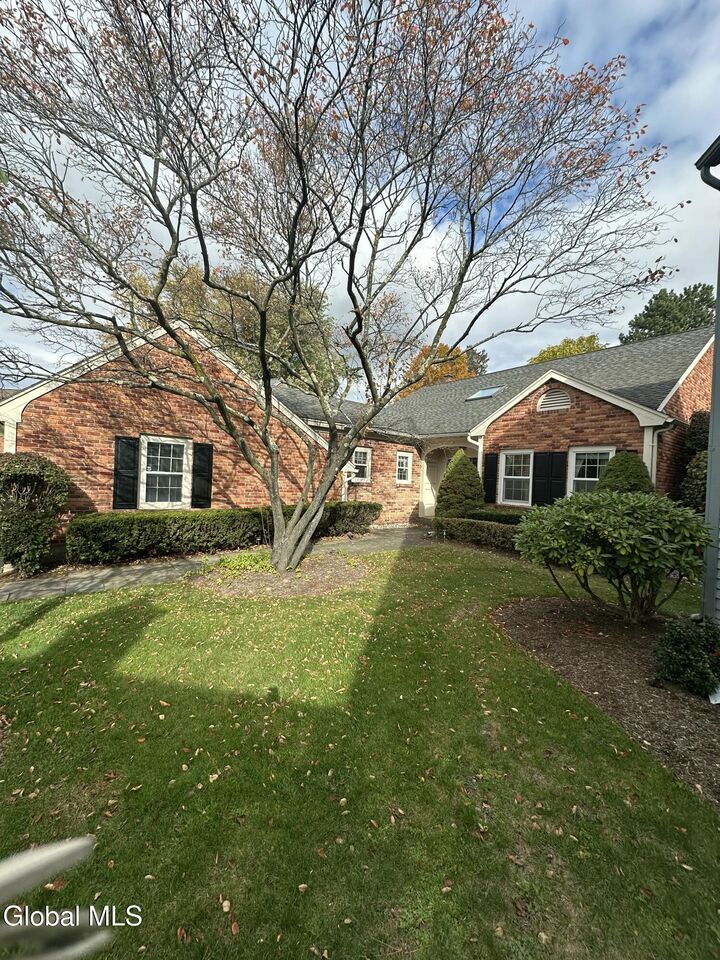 Property Photo: 18 Birchwood Court NY 12211