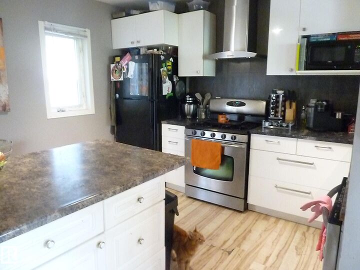 Property Photo:  15436 92 Avenue NW  AB T5R 5C2 