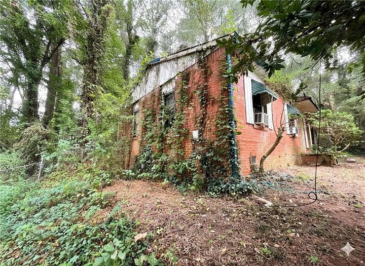 Property Photo: 805 Sandy Creek Drive NW GA 30331