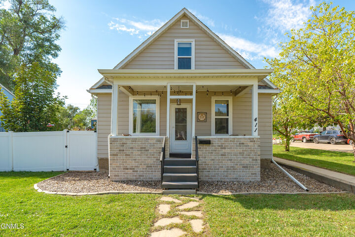 Property Photo:  411 2nd Avenue NE  ND 58554 
