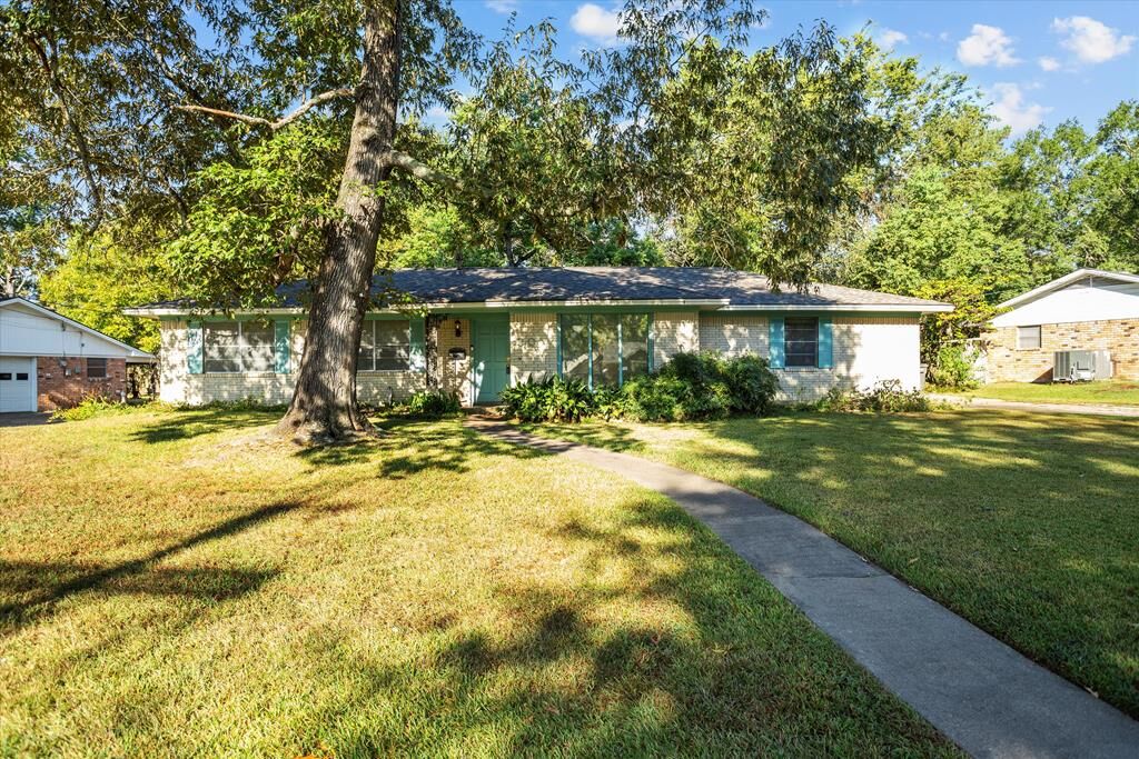 Property Photo:  301 Cunningham Drive  TX 75901 