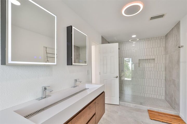 Property Photo: 4713 Dover Street NE FL 33703