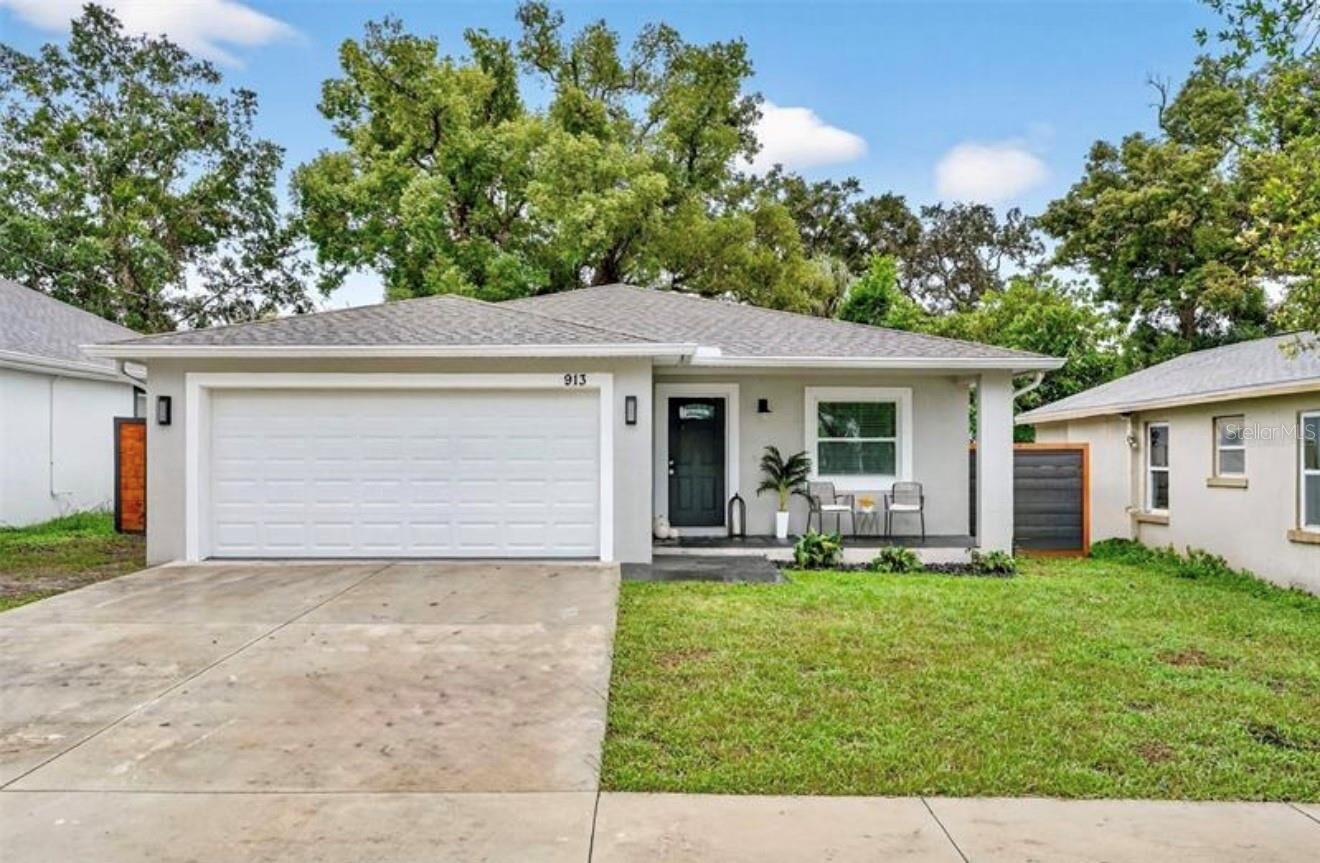 Property Photo: 913 E Eskimo Avenue FL 33604
