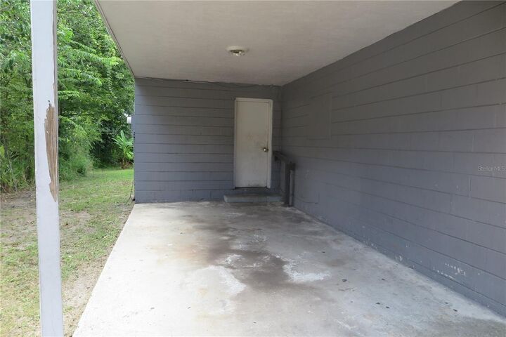 Property Photo: 1909 SE 14th Avenue FL 32641