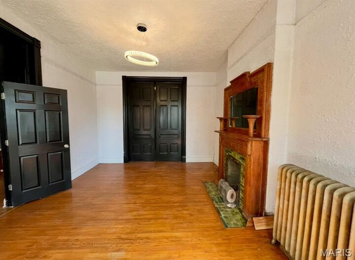 Property Photo: 4371 W Belle Place MO 63108