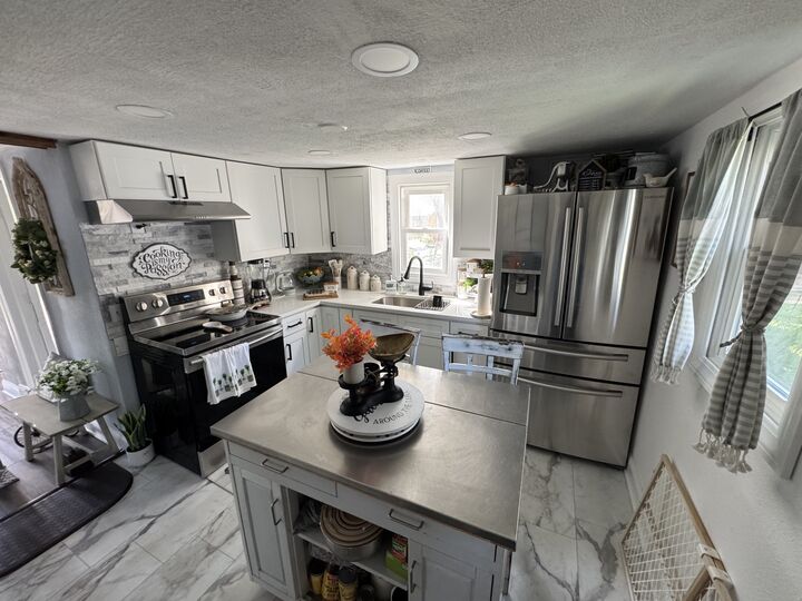 Property Photo:  409 Cayuga Street  IL 60432 