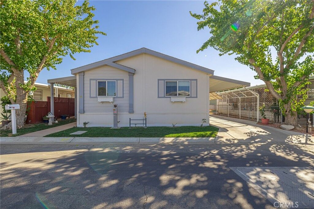Property Photo:  2550 E Avenue I 55  CA 93535 