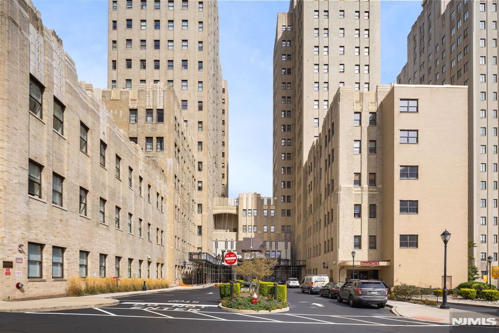 Property Photo:  4 Beacon Way 1802  NJ 07304 