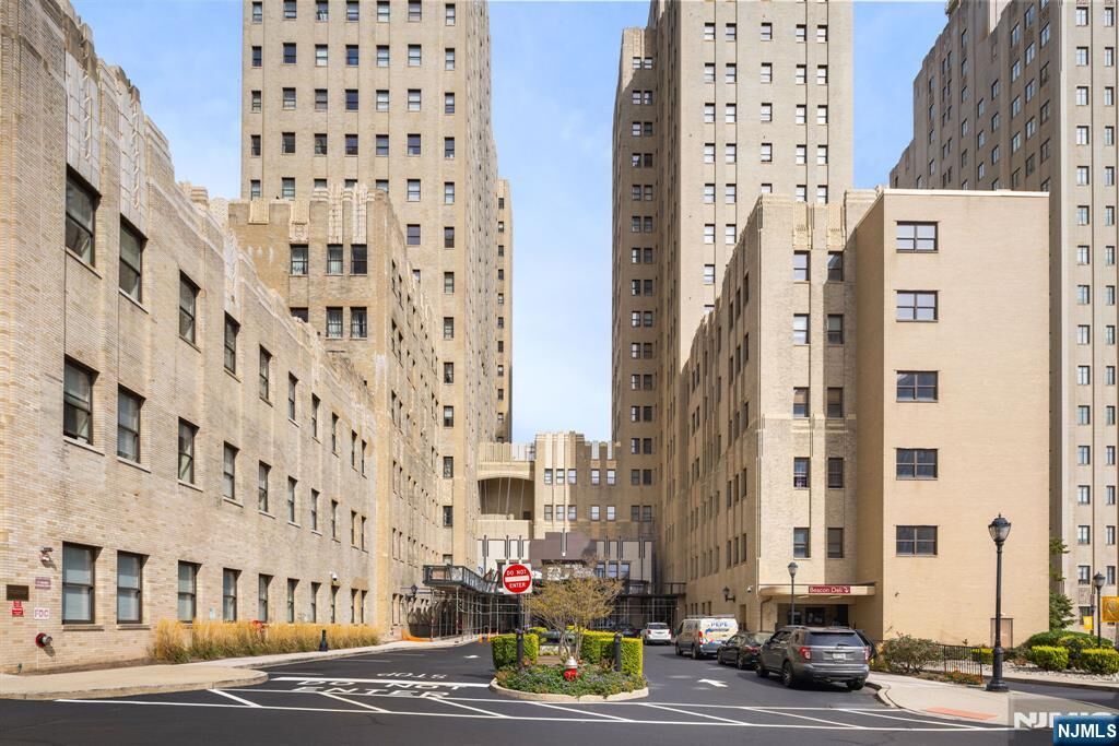 Property Photo:  4 Beacon Way 1802  NJ 07304 