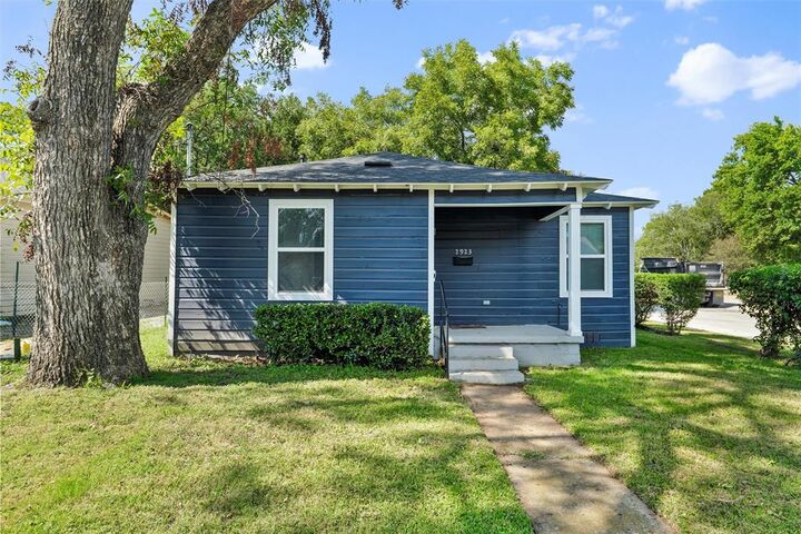 Property Photo: 2923 Carpenter Avenue TX 75215