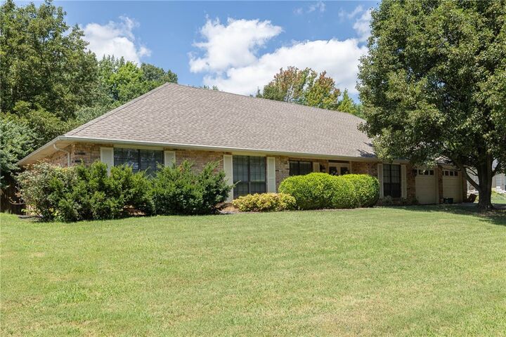 Property Photo: 1643 N Arthurs Court AR 72701