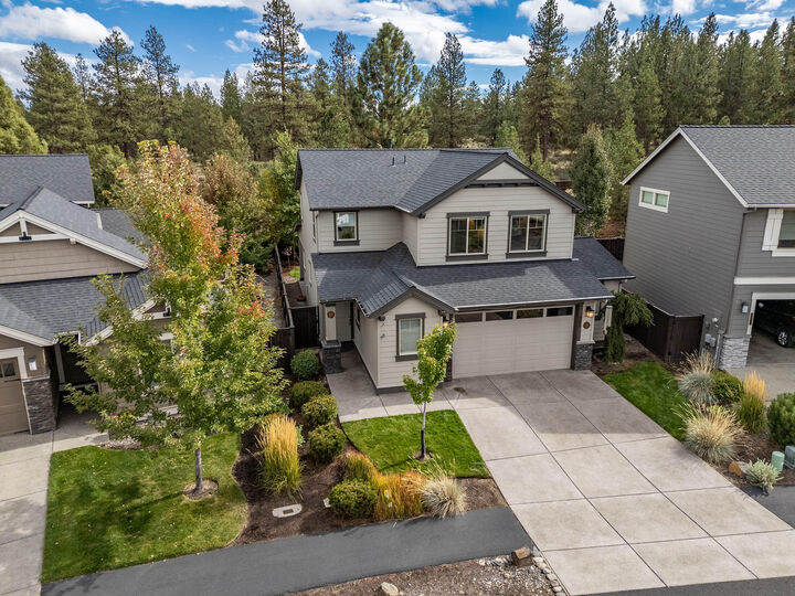 Property Photo: 60523 Hedgewood Lane OR 97702