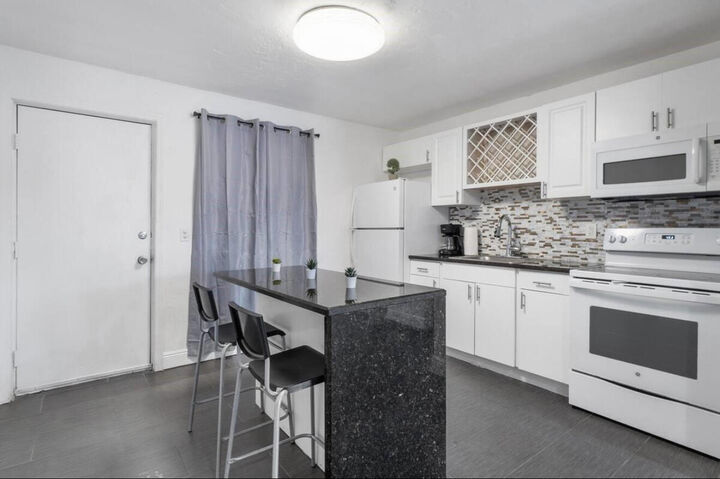 Property Photo:  1501 N Federal Highway  FL 33460 