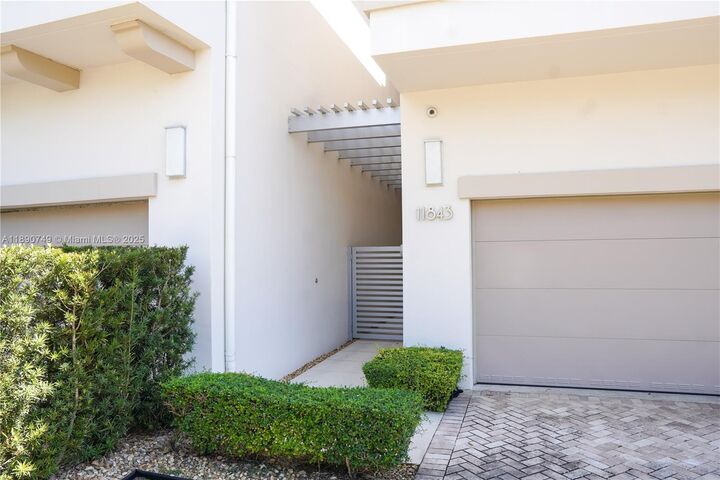 Property Photo: 11843 SW 81st Rd FL 33156