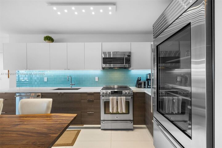 Property Photo:  100 Lincoln Rd 1523/1525  FL 33139 