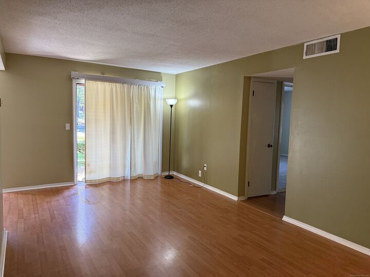 Property Photo: 20 Woodsedge Drive Apt 4B CT 06111