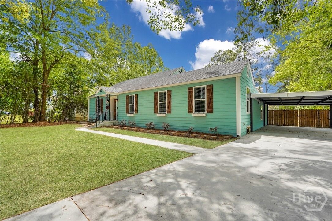 Property Photo: 401 E 64th Street GA 31405