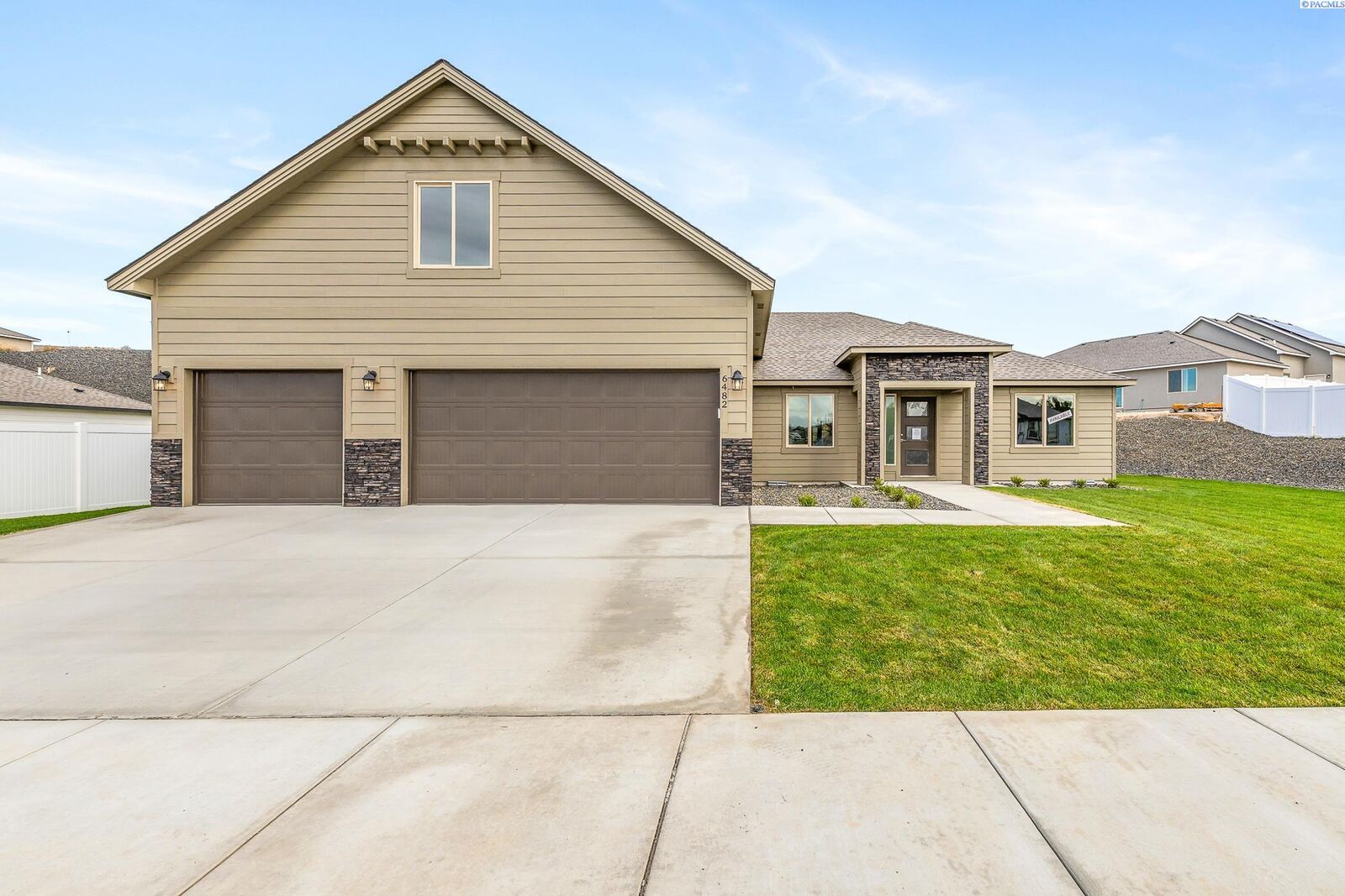 Property Photo: 6482 W 30th Pl WA 99338