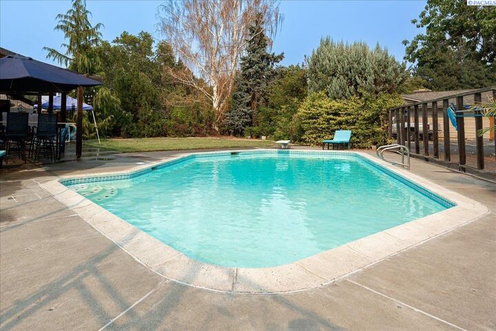 Property Photo: 733 Snyder St WA 99354