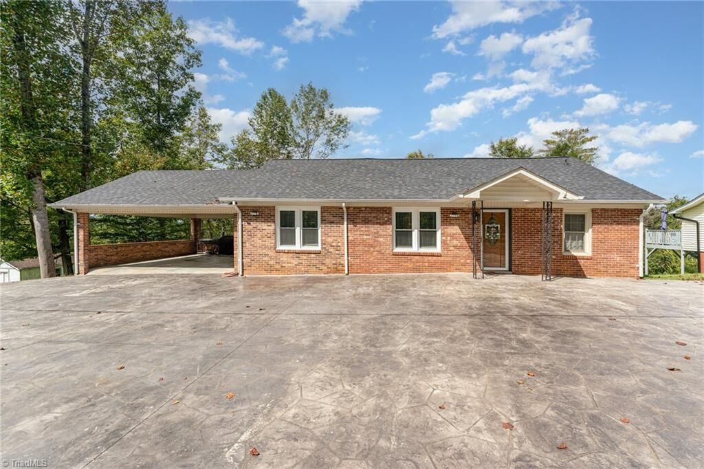Property Photo:  490 Oakland Drive  NC 28621 