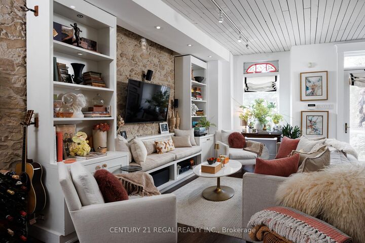 Photo de la propriété: 723 Durie Street ON M6S 3H4