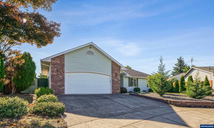 Property Photo:  468 SE Davis St  OR 97338 