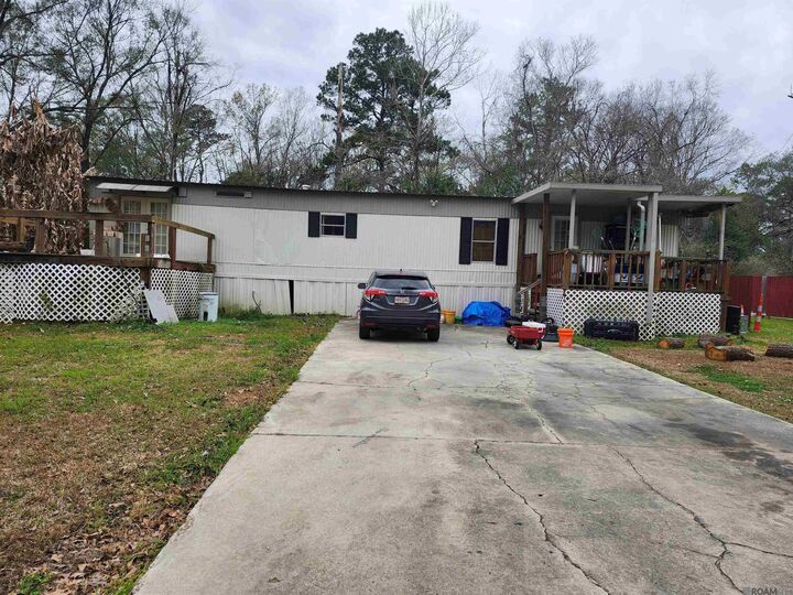 Property Photo: 18705 Ducros Rd LA 70769