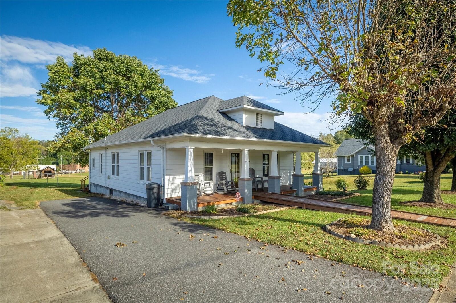 Property Photo: 609 E Concord Street NC 28655