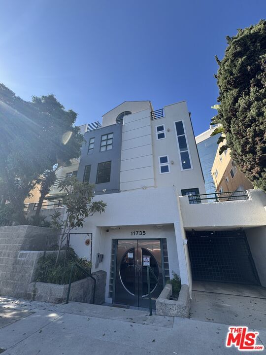 Property Photo:  11735 Dorothy St  CA 90049 