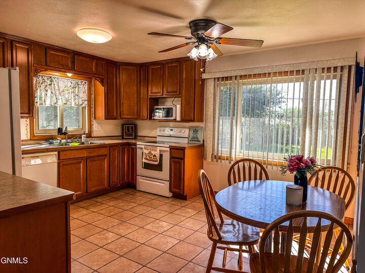 Property Photo:  1009 Riverview Avenue  ND 58504