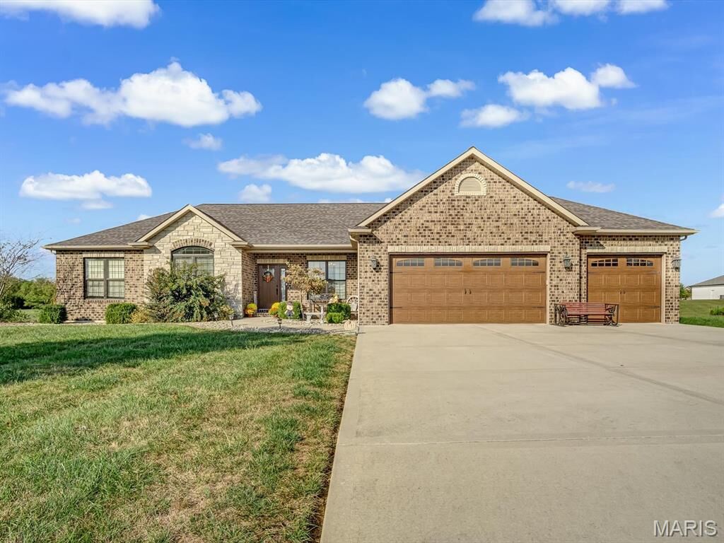 Property Photo:  5181 White Oak Drive  IL 62285 