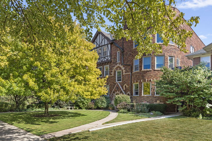 Property Photo:  1129 Bonnie Brae Place 1S  IL 60305 