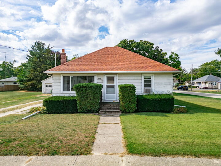 Property Photo: 830 N Taylor Street IL 60152