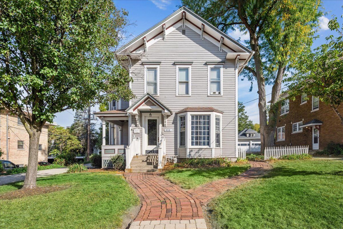 Property Photo:  528 E Chicago Street  IL 60120 