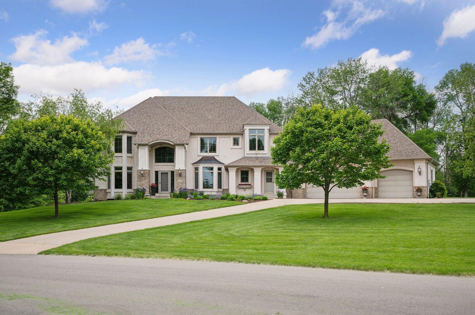 Property Photo:  455 Sussex Lane  MN 55356 