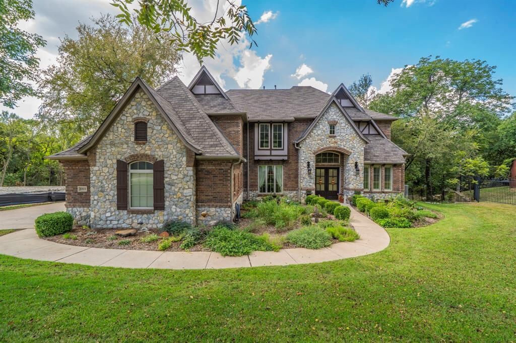 Property Photo: 1811 Magic Valley Lane TX 75104