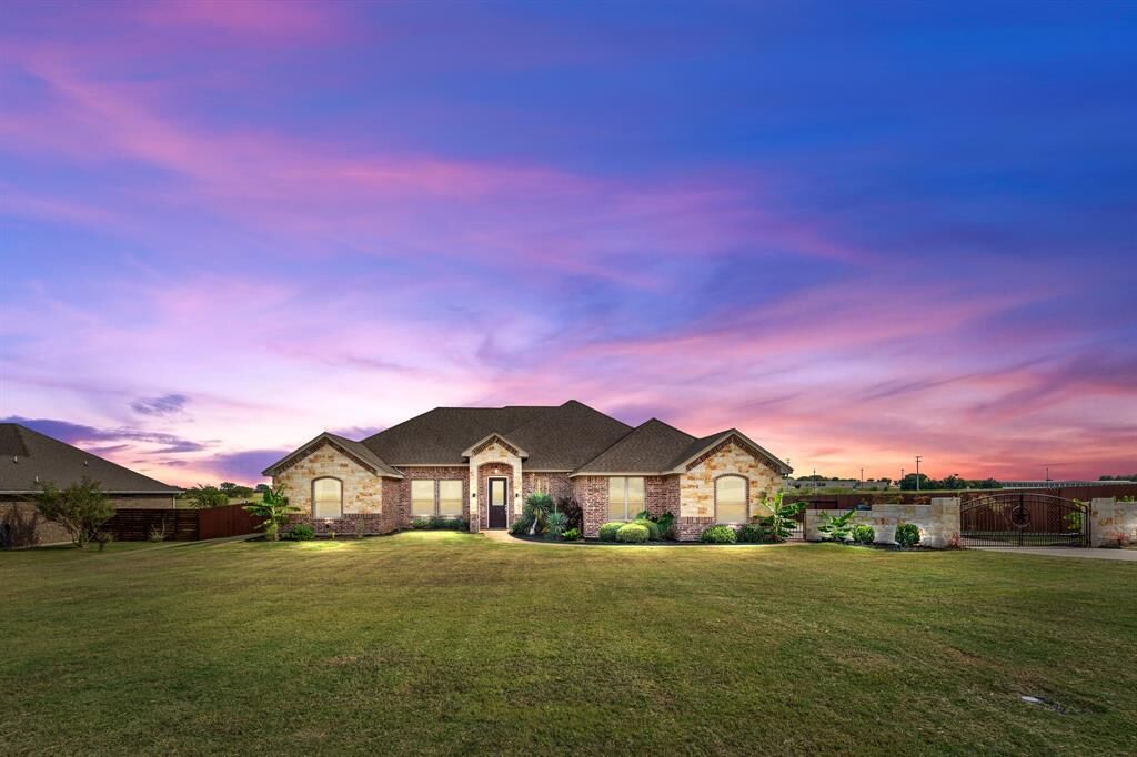 Property Photo:  1174 W Warren Street  TX 76643 