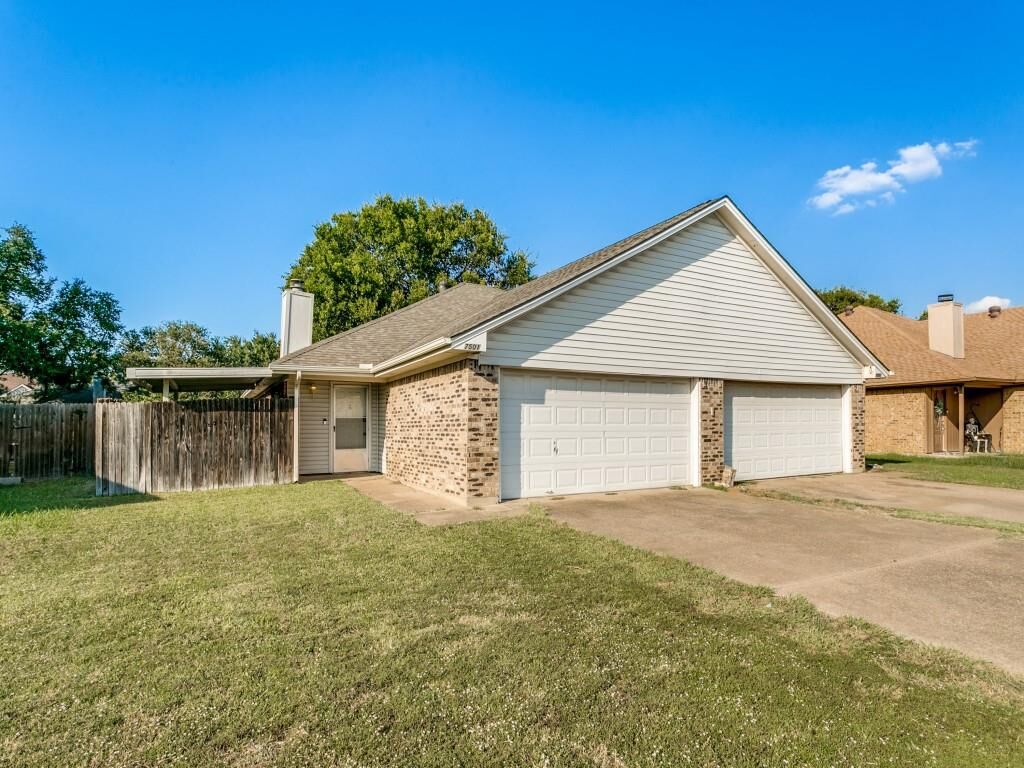 Property Photo: 7501-7503 April Lane TX 76182