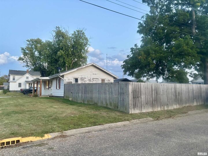 Property Photo: 200 W Avenue B Avenue IL 61542