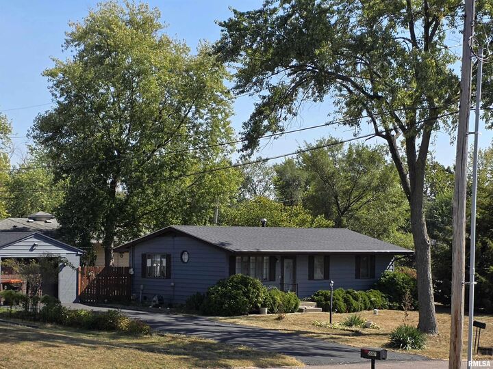 Property Photo: 5506 N Longwood Drive IL 61614