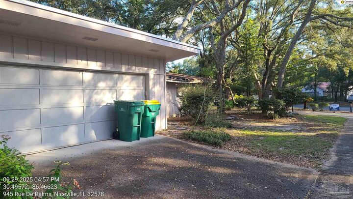 Property Photo: 945 Rue De Palms FL 32578