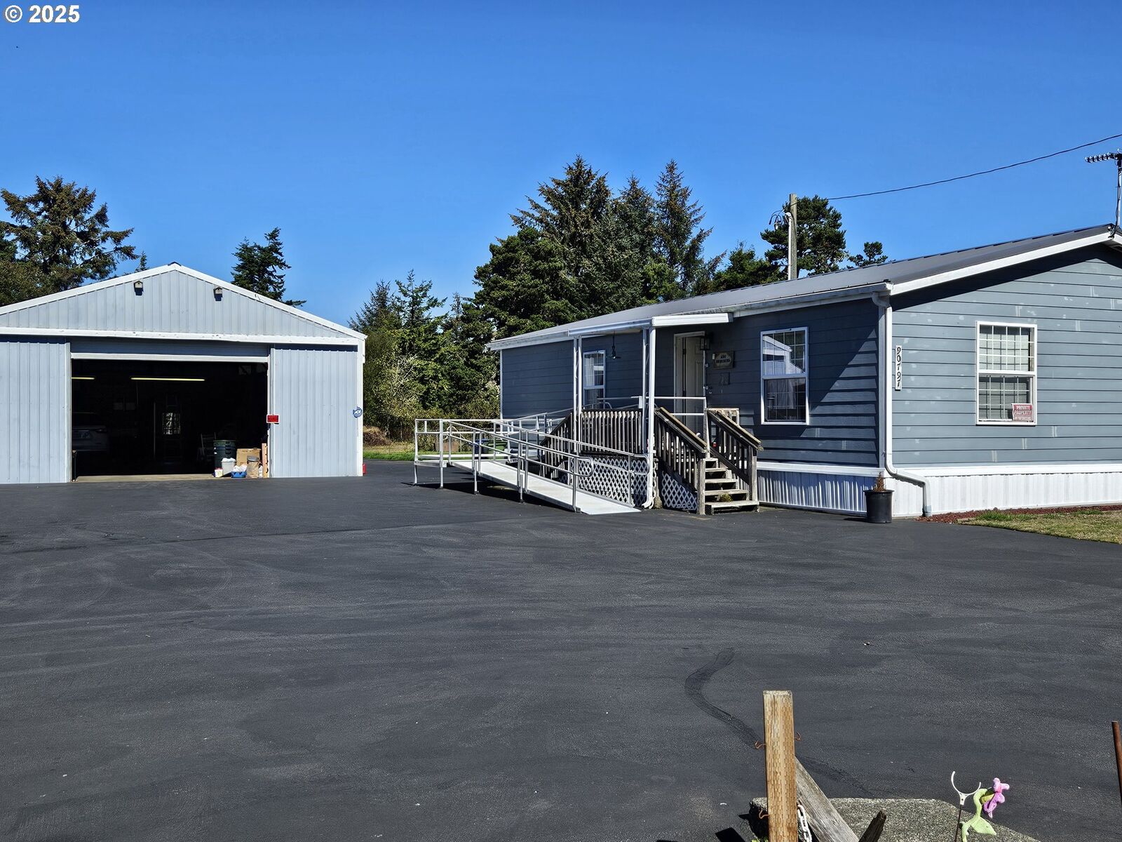 Property Photo:  90797 Travis Ln  OR 97420
