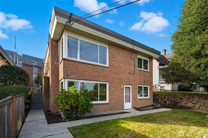 Property Photo:  605 W Emerson Street  WA 98119 